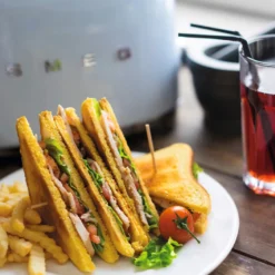 Smeg TSF01PBEU brødrister pastelblå 2 skiver 950 watt