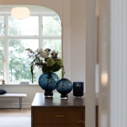 Specktrum Meadow Swirl Cylinder vase med fod blå