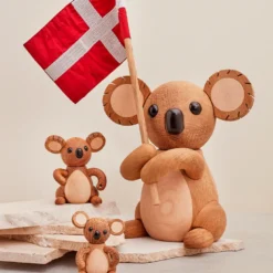 Spring Copenhagen Victoria koala stor med dannebrogsflag H 25 cm