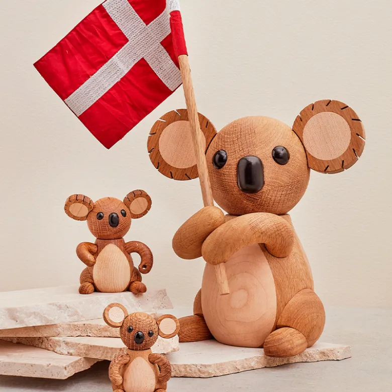 Spring Copenhagen Victoria koala stor med dannebrogsflag H 25 cm