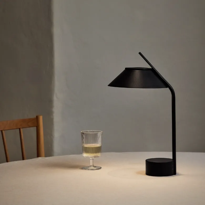 Stelton Vinkel LED lampe sort H 41,5 cm